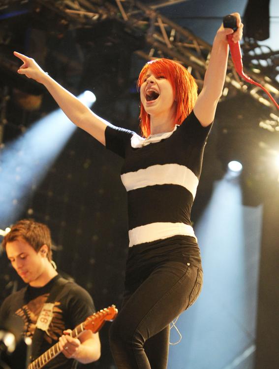 05204_HayleyWilliams_2010Radio1sBigWeekend_23rdMay_014_122_754lo.jpg