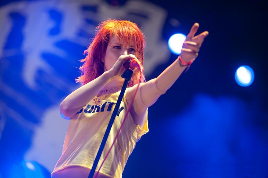 05275_HayleyWilliams_2010BamboozleMusicFestival_1stMay_012_122_142lo.jpg