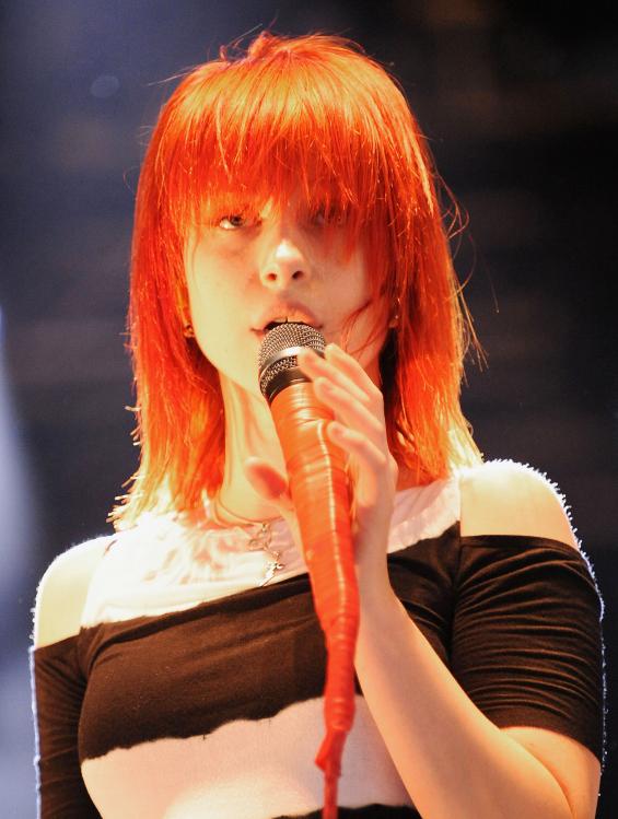 05363_HayleyWilliams_2010Radio1sBigWeekend_23rdMay_020_122_165lo.jpg