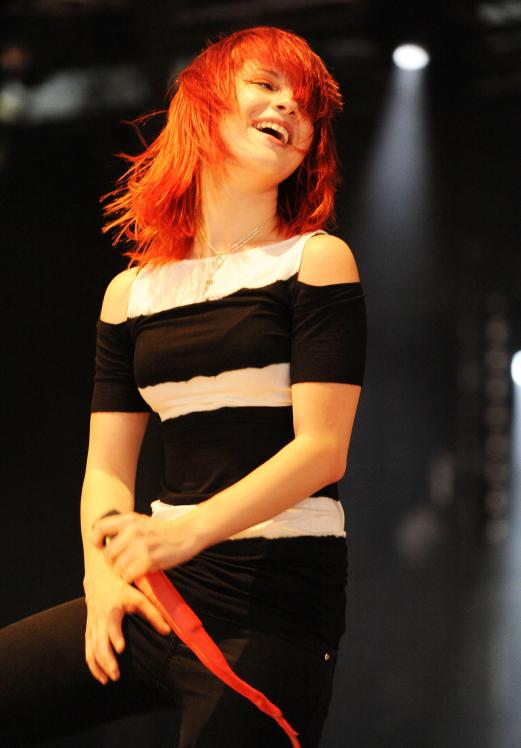 05381_HayleyWilliams_2010Radio1sBigWeekend_23rdMay_017_122_342lo.jpg