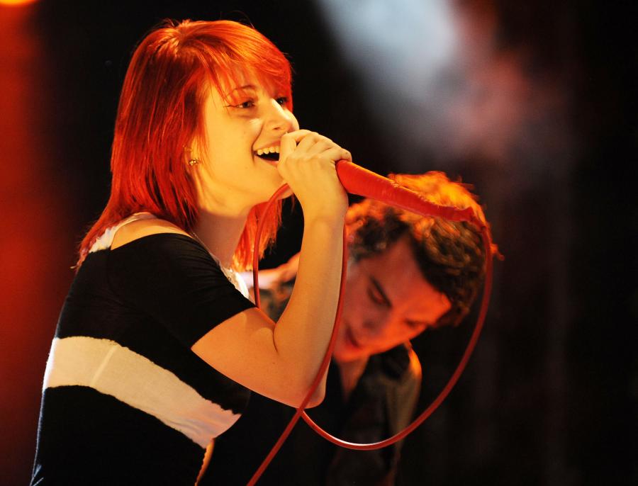 05426_HayleyWilliams_2010Radio1sBigWeekend_23rdMay_022_122_120lo.jpg