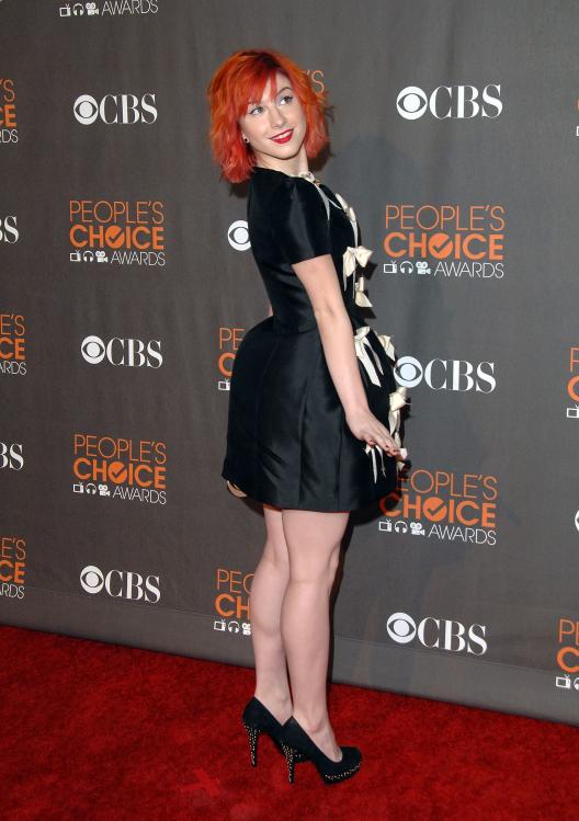 14052_HayleyWilliams_2010PeoplesChoiceAwards_6thJan_004_122_445lo.jpg