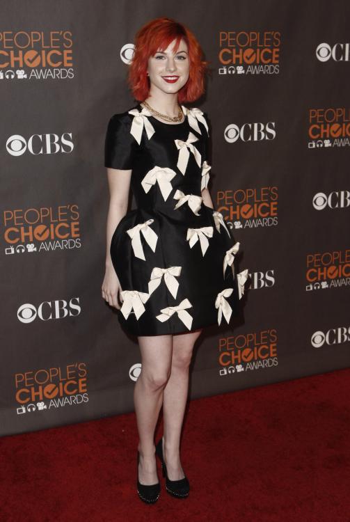 14517_HayleyWilliams_2010PeoplesChoiceAwards_6thJan_009_122_190lo.jpg