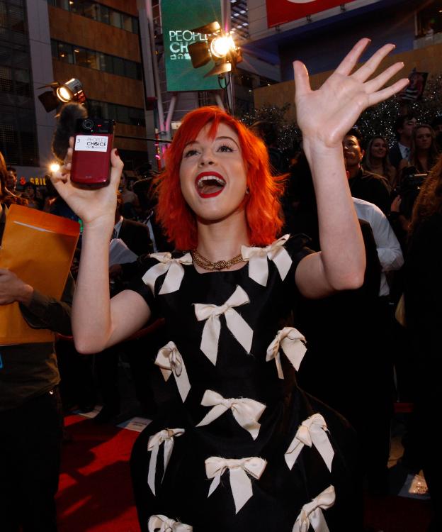 14684_HayleyWilliams_2010PeoplesChoiceAwards_6thJan_044_122_433lo.jpg