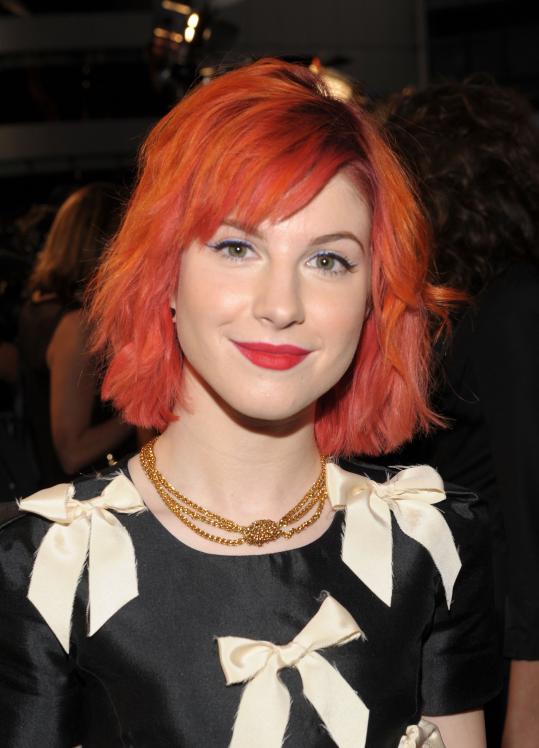 14804_HayleyWilliams_2010PeoplesChoiceAwards_6thJan_051_122_406lo.jpg