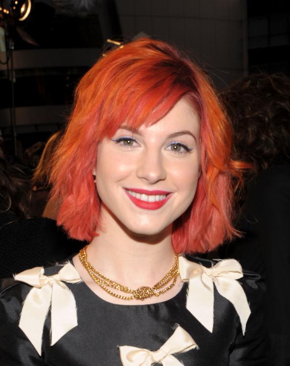 14909_HayleyWilliams_2010PeoplesChoiceAwards_6thJan_058_122_478lo.jpg