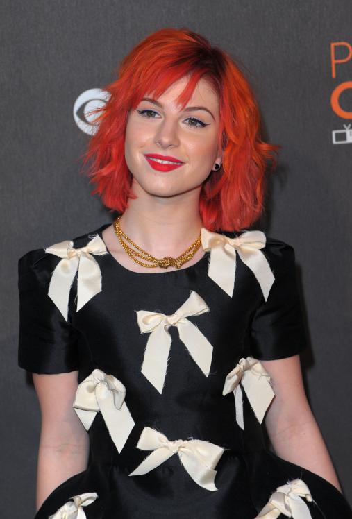 15080_HayleyWilliams_2010PeoplesChoiceAwards_6thJan_045_122_91lo.jpg