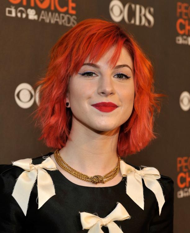 15265_HayleyWilliams_2010PeoplesChoiceAwards_6thJan_055_122_243lo.jpg