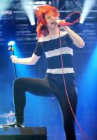 04108_HayleyWilliams_2010Radio1sBigWeekend_23rdMay_008_122_374lo.jpg