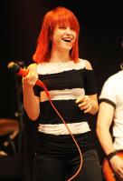 04371_HayleyWilliams_2010Radio1sBigWeekend_23rdMay_018_122_101lo.jpg