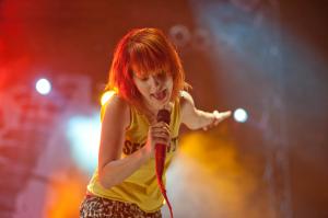 05151_HayleyWilliams_2010BamboozleMusicFestival_1stMay_011_122_344lo.jpg