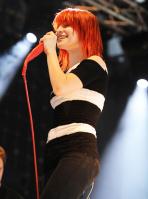 05239_HayleyWilliams_2010Radio1sBigWeekend_23rdMay_016_122_387lo.jpg