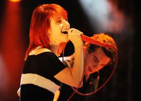 05437_HayleyWilliams_2010Radio1sBigWeekend_23rdMay_021_122_586lo.jpg