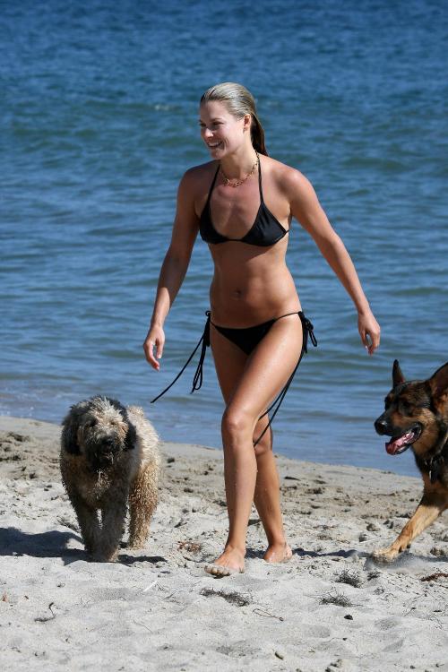 09GQGZS99J_Ali_Larter_candid_bikini_pictures_18_.jpg