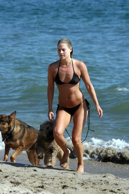 6TGEDKCKCS_Ali_Larter_candid_bikini_pictures_11_.jpg