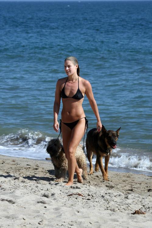 NOBFUE9BZZ_Ali_Larter_candid_bikini_pictures_24_.jpg