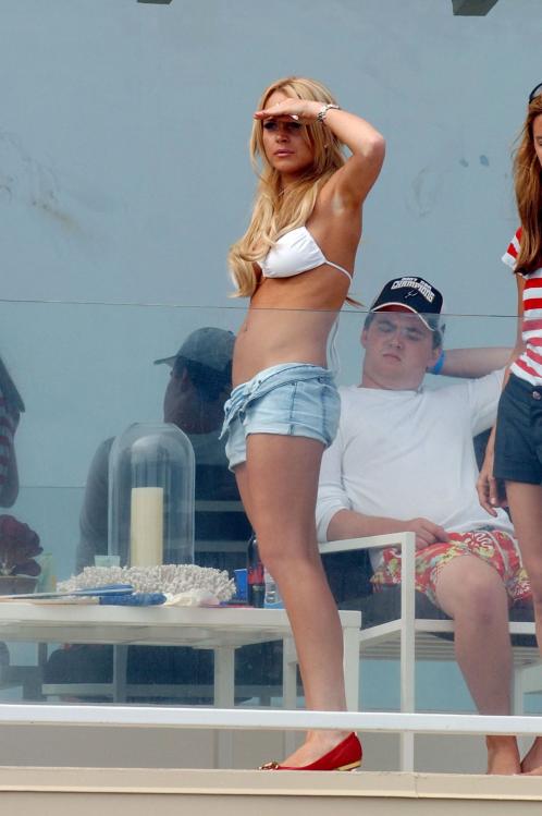 61341_lindsay-lohan-bikini-2-white-55_122_953lo.jpg