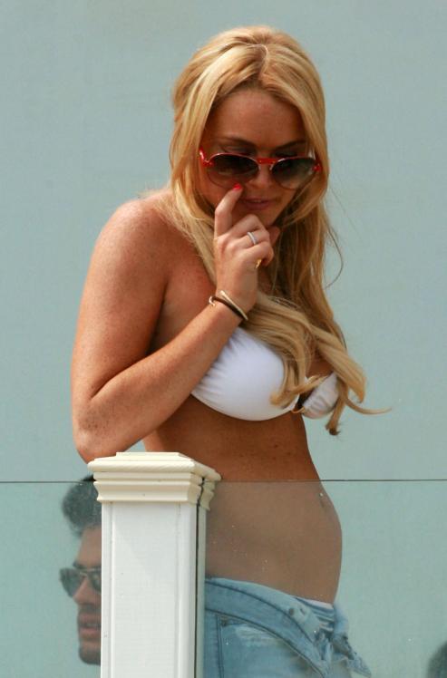 61608_lindsay-lohan-bikini-2-white-98_122_653lo.jpg