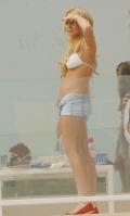 22756_lindsay-lohan-bikini-2-27_122_396lo.jpg