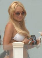 22794_lindsay-lohan-bikini-2-32_122_1181lo.jpg