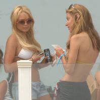 22805_lindsay-lohan-bikini-2-33_122_1177lo.jpg