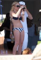 60648_lindsay-lohan-bikini-1-camera-04_122_1094lo.jpg