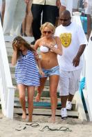 61010_lindsay-lohan-bikini-2-white-13_122_502lo.jpg