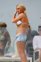 61323_lindsay-lohan-bikini-2-white-50_122_865lo.jpg