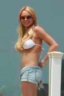 61534_lindsay-lohan-bikini-2-white-85_122_1162lo.jpg