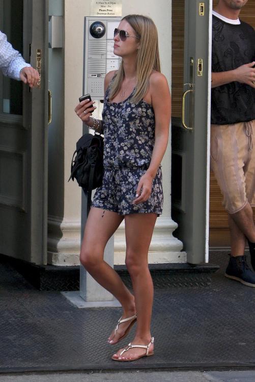 41682_NickyHilton_Shoppingcandids_Soho_020611_015_122_149lo.jpg