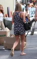 41695_NickyHilton_Shoppingcandids_Soho_020611_018_122_220lo.jpg