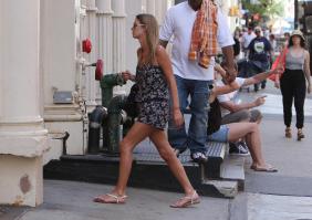 41836_NickyHilton_Shoppingcandids_Soho_020611_031_122_212lo.jpg