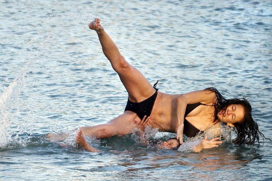 65911_kelly-preston-bikini-13_122_1150lo.jpg