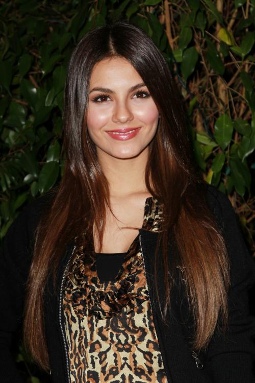 32577_VictoriaJustice_QVCRedCarpetStyleParty_Feb25th2011_008_122_376lo.jpg