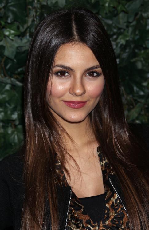 32684_VictoriaJustice_QVCRedCarpetStyleParty_Feb25th2011_013_122_379lo.jpg