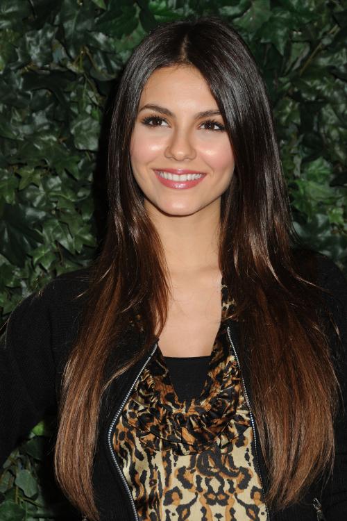 42530_VictoriaJustice_QVCRedCarpetStylePartyLA_Feb25th2011_017_122_166lo.jpg