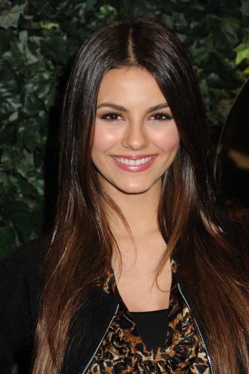 42643_VictoriaJustice_QVCRedCarpetStylePartyLA_Feb25th2011_021_122_444lo.jpg