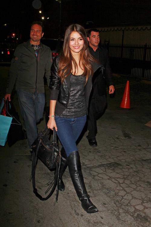 528281808_VictoriaJustice_LeavingTheAvalonTheatreLA_260511_006_122_526lo.jpg