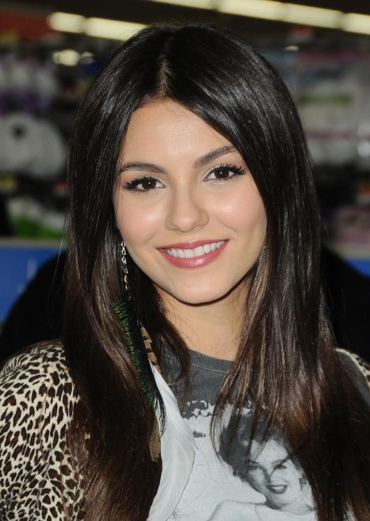 93803_VictoriaJustice_CDSigningWal_Mart_DuarteCalifornia_130811_317_122_586lo.JPG