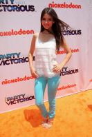 53482_VictoriaJustice_iPartywithVictoriousscreening_040611_011_122_220lo.jpg