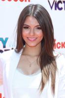53656_VictoriaJustice_iPartywithVictoriousscreening_040611_020_122_83lo.jpg