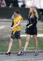 20102_Blake_Lively-Leighton_Meester_On_the_set_of_Gossip_girl_NYC_270709_009_123_90lo.jpg