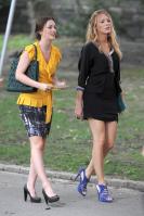 20127_Blake_Lively-Leighton_Meester_On_the_set_of_Gossip_girl_NYC_270709_045_123_1110lo.jpg