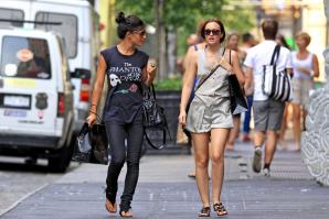 90003_Leighton_Meester-Jessica_Szohr_Shopping_at_SoHo_NYC_220709_006_123_114lo.jpg