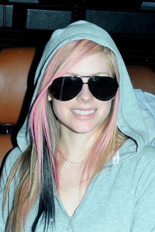 108224924_avrillavigne-2010losangelescandids20nov-06tc.jpg