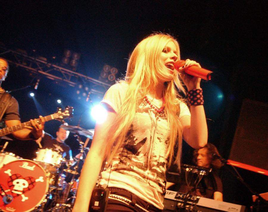 33778_Avril_Lavigne__2806071_122_1014lo.jpg