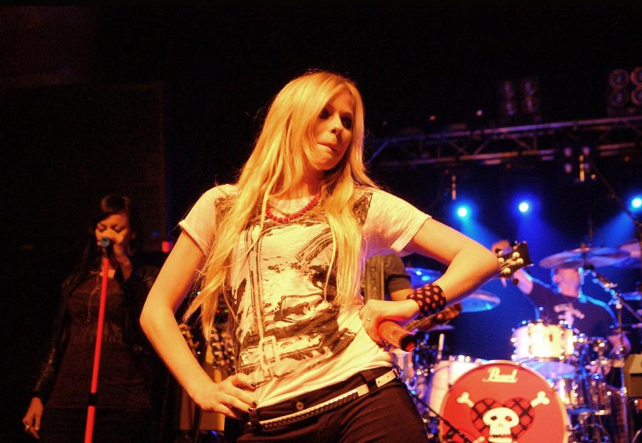 33794_Avril_Lavigne_amst1_122_609lo.jpg