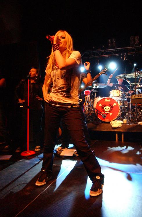 33813_Avril_Lavigne_amst4_122_441lo.jpg