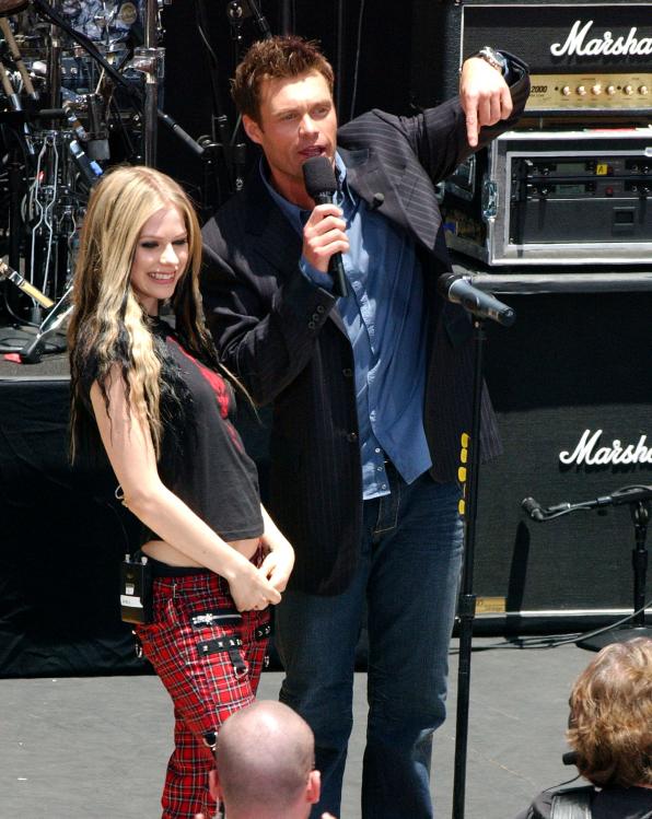 44786_AvrilLavigne_2004OnAirWithRyanSeacrest_June24th_002_122_30lo.jpg