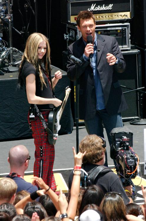 44806_AvrilLavigne_2004OnAirWithRyanSeacrest_June24th_004_122_210lo.jpg